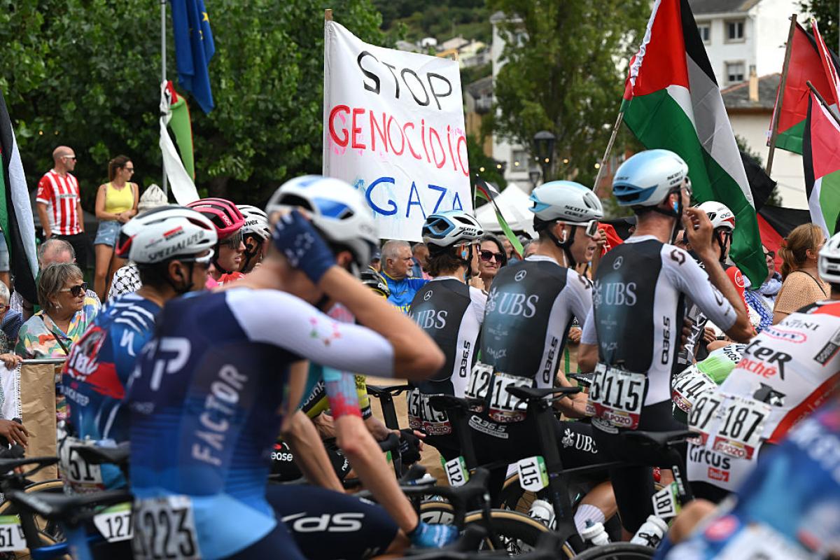 Las redes se lanzan contra Perico Delgado por su comentario al ver banderas  palestinas en La Vuelta