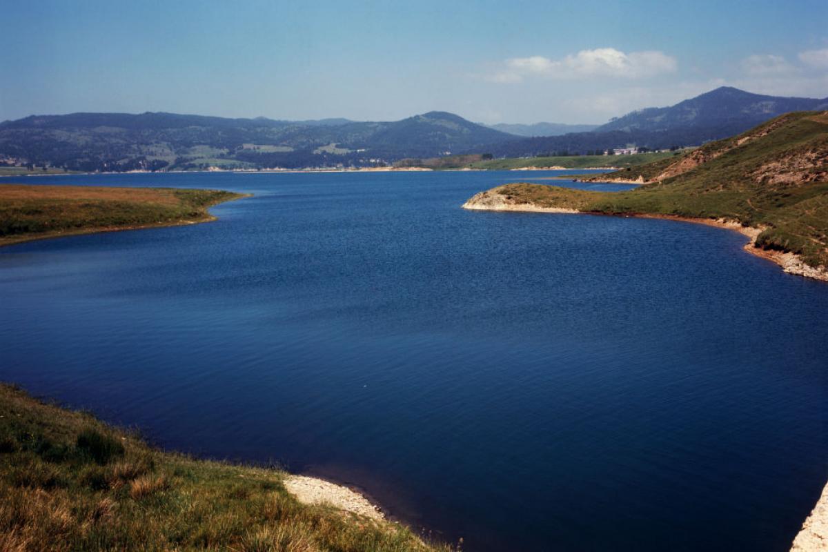 Panorámica del lago Cecita, en el Paque Nacional Sila de Calabria (Italia), en una imagen de archivo.