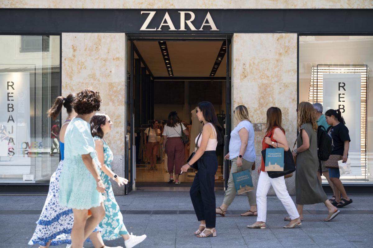 Imagen de archivo de personas paseando ante una tienda de Zara, de la compañía Inditex, en una calle de Salamanca (Castilla y León).