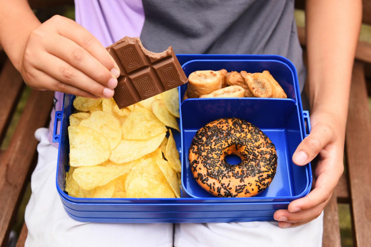 Imagen de archivo de ultraprocesados en un recipiente infantil.