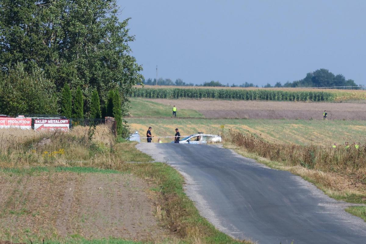 MNISZKOW (Poland), 10/09/2025.- Emergency services inspect the site of Russian drone crash Poland, in Mniszkow, south-central Poland, 10 September 2025. ussian drones repeatedly violated Polish airspace overnight. (Polonia) EFE/EPA/MARIAN ZUBRZYCKI POLAND OUT