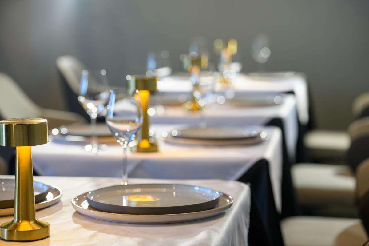 Una mesa preparada en un restaurante