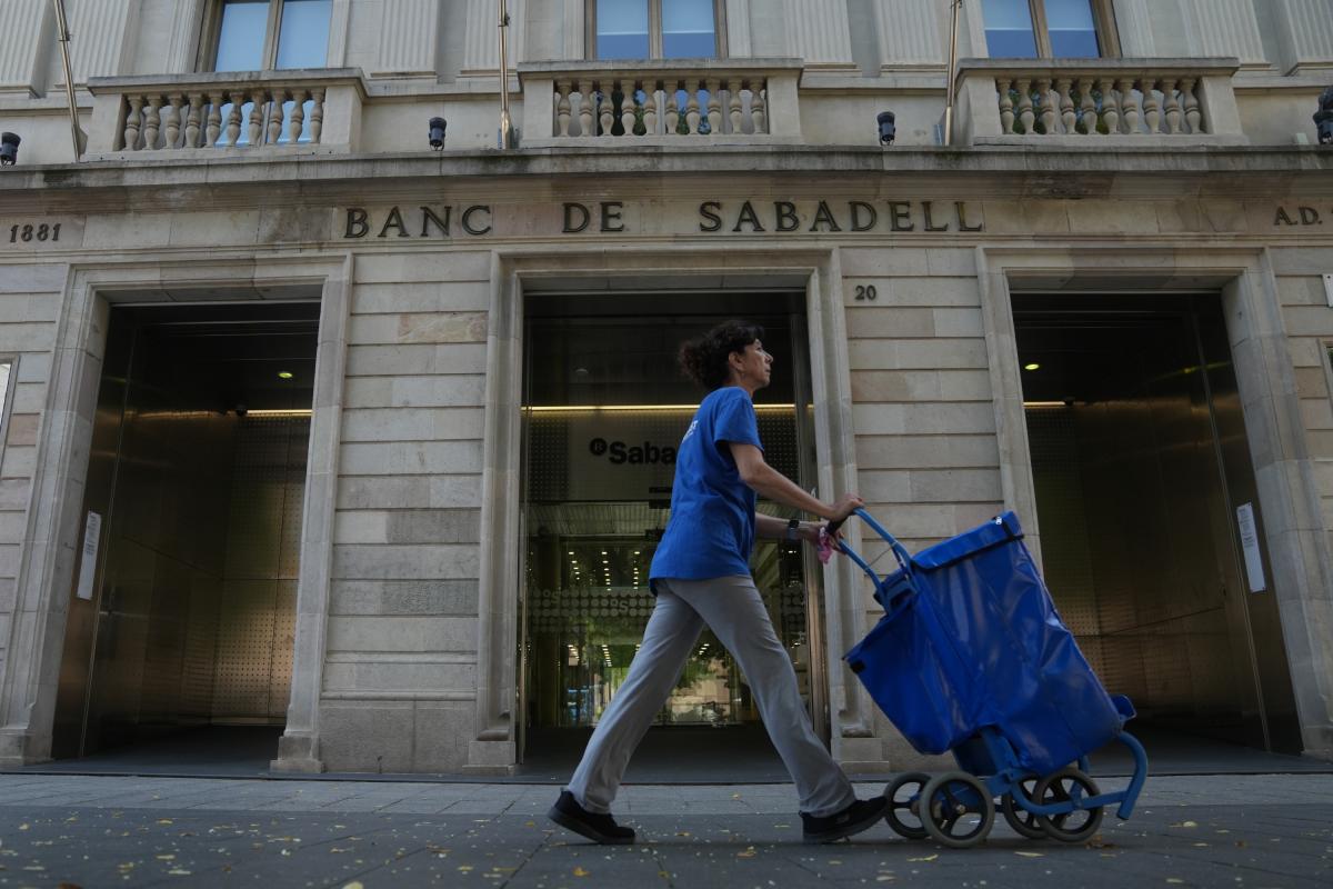 Imagen de archivo de la fachada de la sede de Banc Sabadell, (Sabadell, Barcelona, Cataluña).