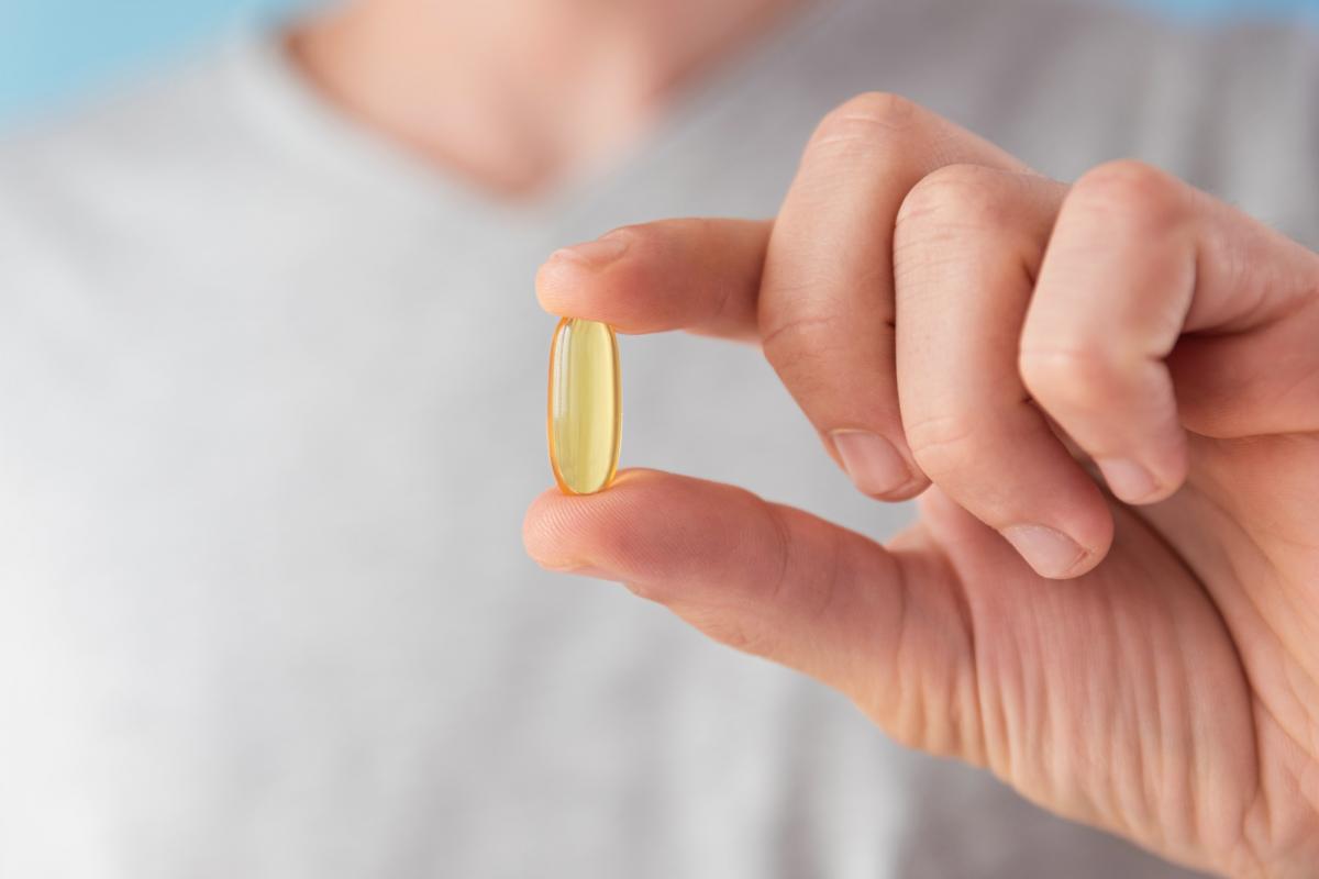 Mujer dispuesta a tomar un suplemento.