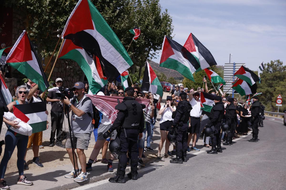 Manifestantes propalestina en el recorrido de La Vuelta, este sábado.