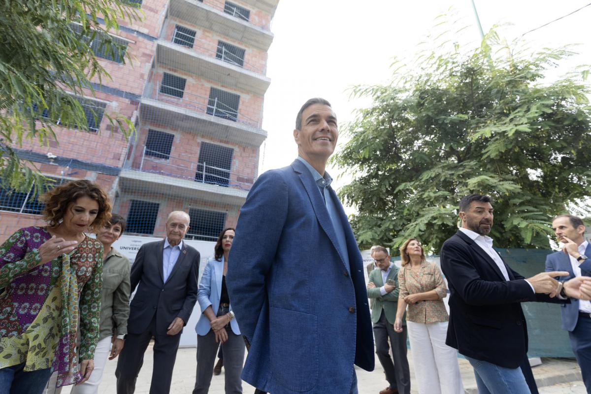El presidente del Gobierno de España, Pedro Sánchez, visita una promoción de 530 viviendas de alquiler asequible en Málaga.