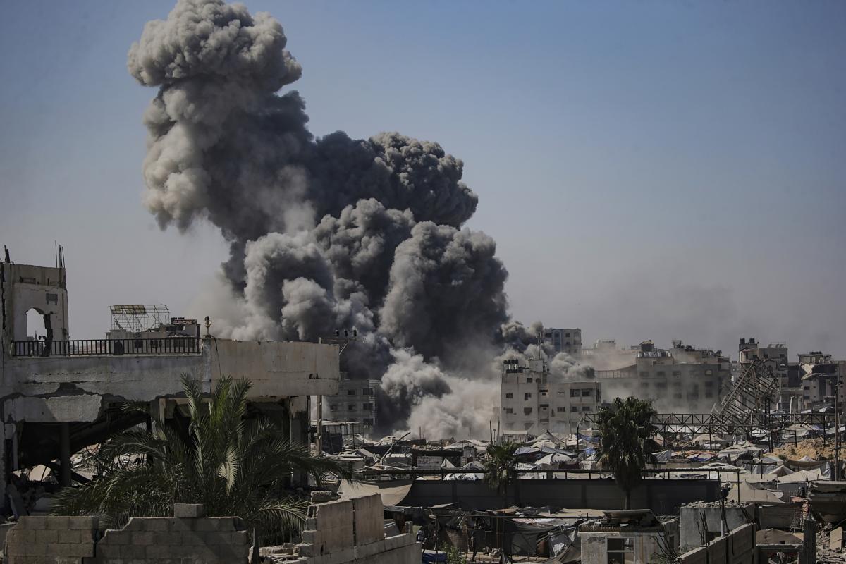 El humo se eleva en la torre Al Kawthar después de un ataque aéreo israelí en la Ciudad de Gaza, en la Franja, el 14 de septiembre de 2025.