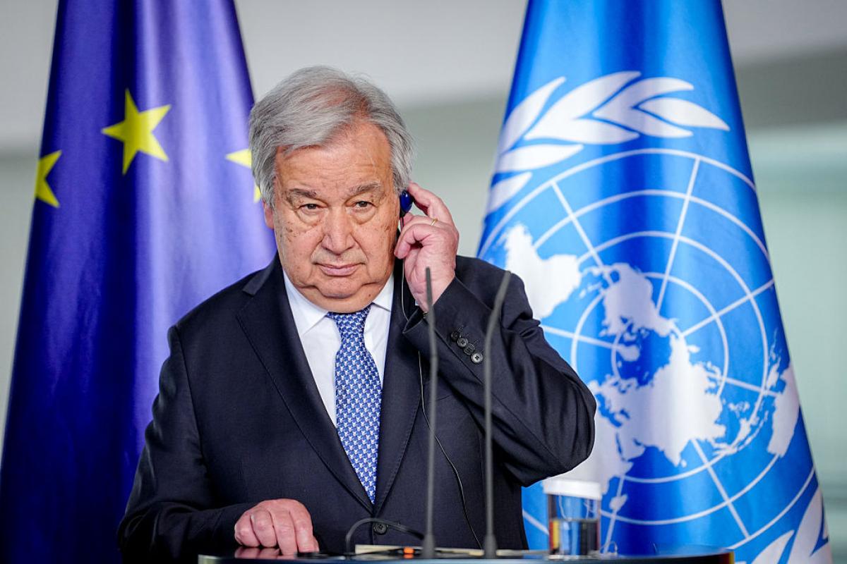 António Guterres se toca el pinganillo en una comparecencia internacional