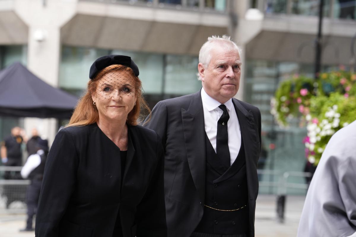 El príncipe Andrés y Sarah Ferguson en el funeral de la duquesa de Kent en la catedral de Westminster