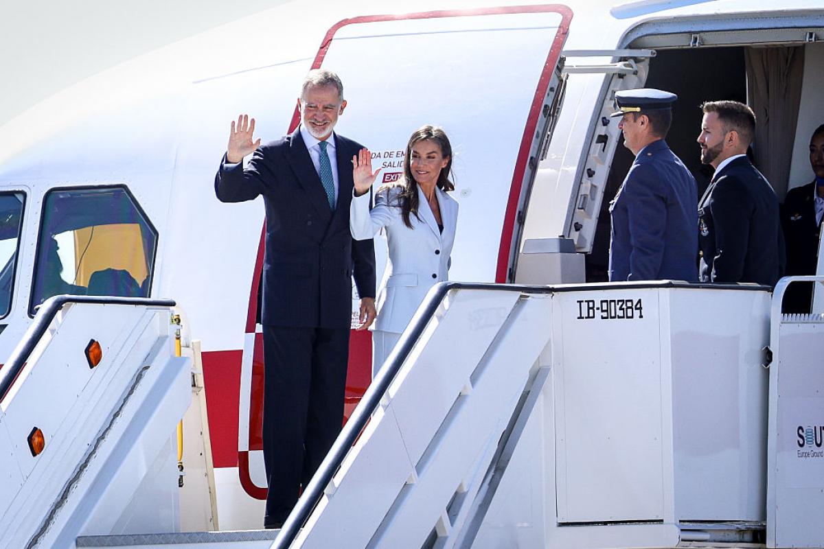 Felipe VI y Letizia, antes de embarcar hacia Egipto, este martes
