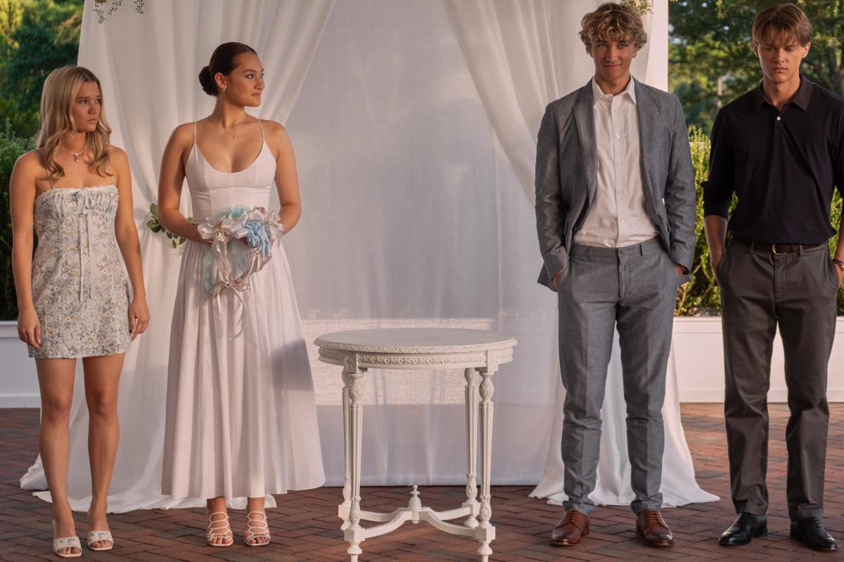 Los personajes de Taylor, Belly, Jeremiah y Conrad en de las escenas cruciales de la tercera temporada de 'El verano en que me enamoré'.