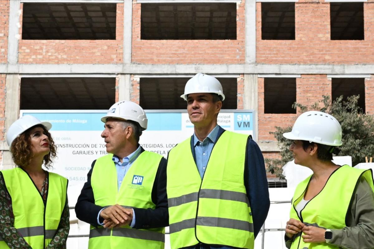El presidente del Gobierno, Pedro Sánchez, visitando las obras de una promoción con 530 viviendas de alquiler asequible en Málaga.