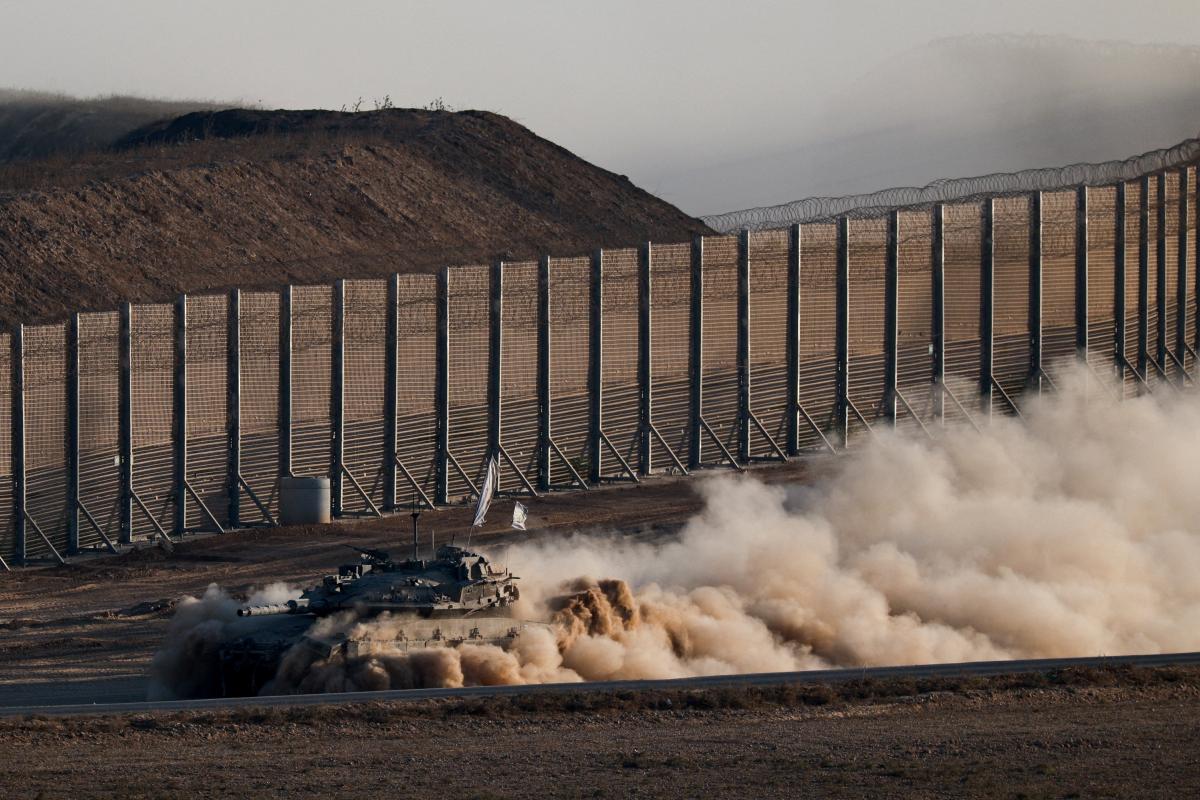 Un tanque israelí, realizando maniobras en la frontera con la Franja de Gaza.