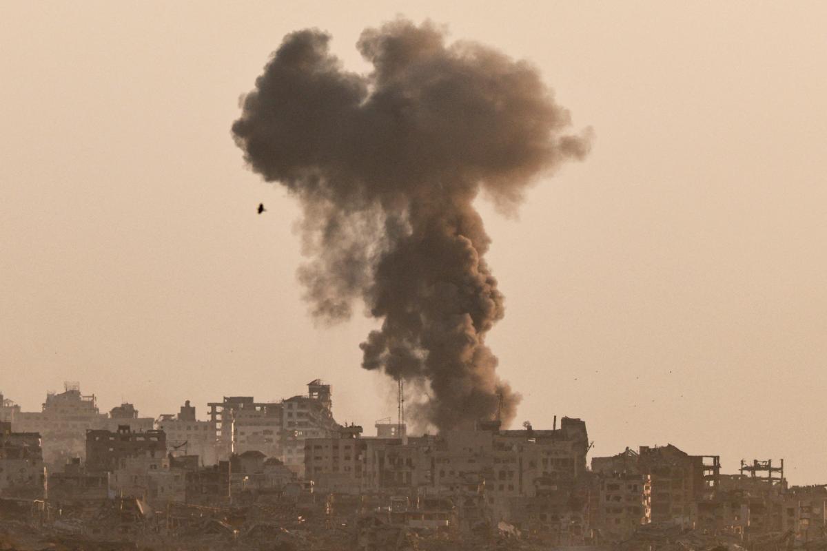 Una columna de humo se eleva sobre Ciudad de Gaza tras un bombardeo israelí.