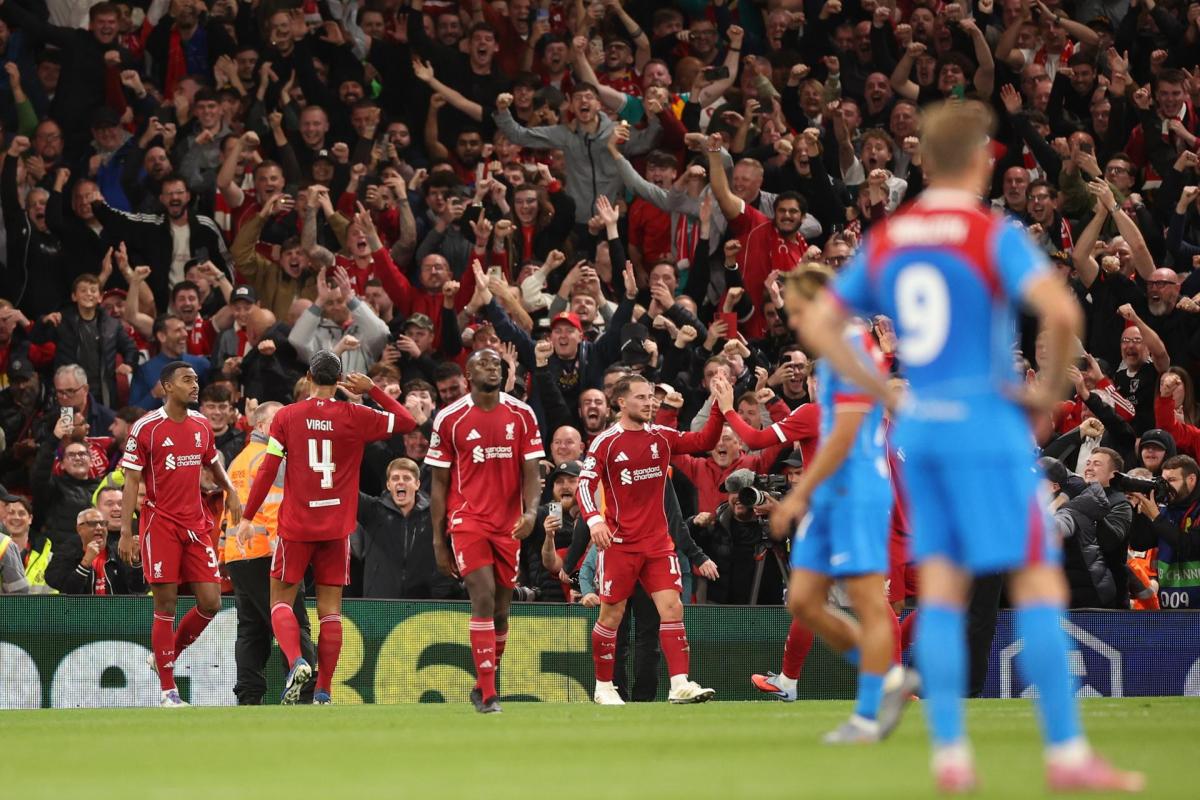 Virgil van Dijk (Liverpool) celebra con sus compañeros el gol del 3-2 contra el Atlético de Madrid