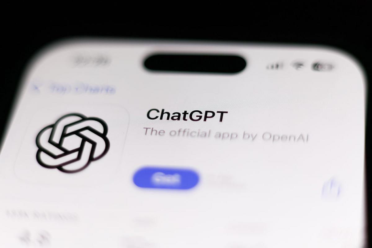Pantalla de un smartphone mostrando la app oficial de ChatGPT en la tienda de aplicaciones.