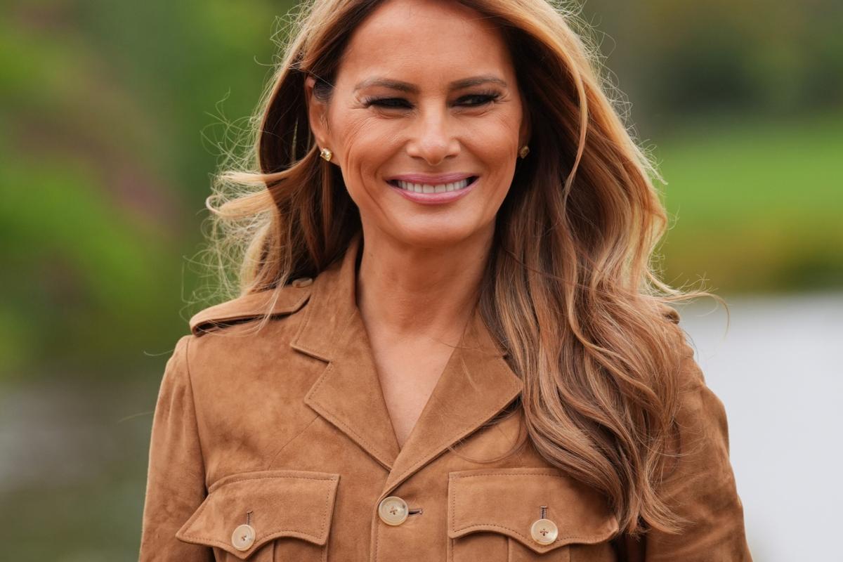 Melania Trump en los jardines de Frogmore de Windsor durante su Visita de Estado a Reino Unido