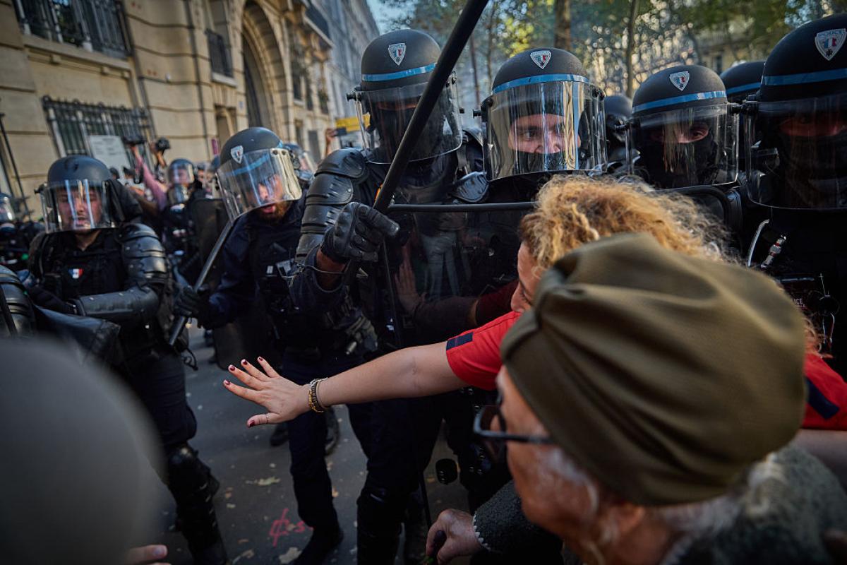 Varios agentes cargan contra una mujer en París