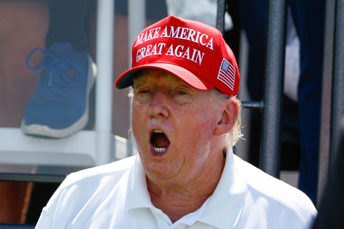 Donald Trump, jugando al golf en una imagen de archivo llevando su gorra 'MAGA'
