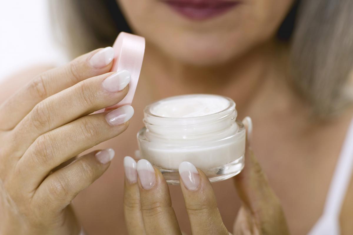Imagen de archivo de una mujer con una crema.