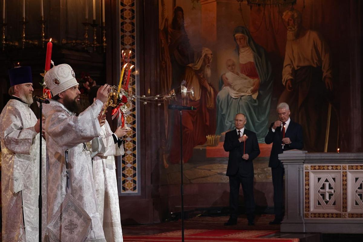 Putin se santigua en un oficio religioso ortodoxo en Moscú