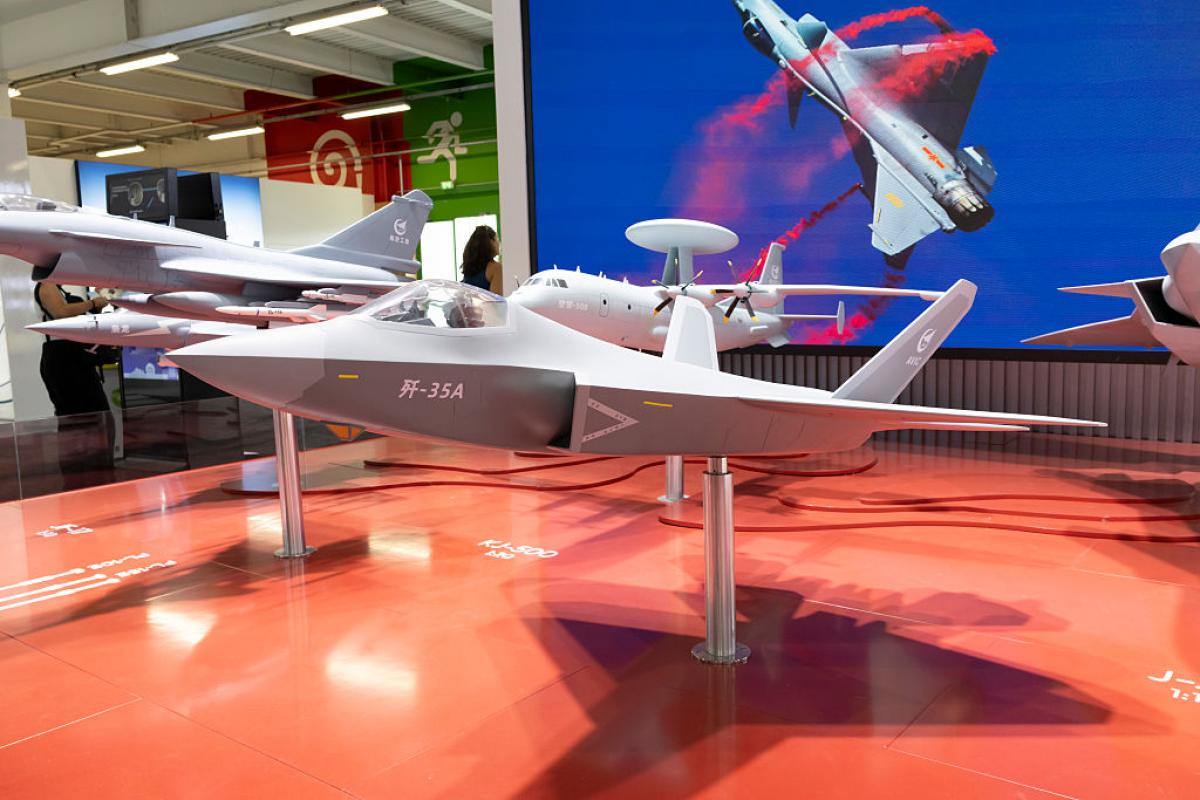 Réplica en miniatura del avión de combate F-35 expuesto en una feria militar en París.