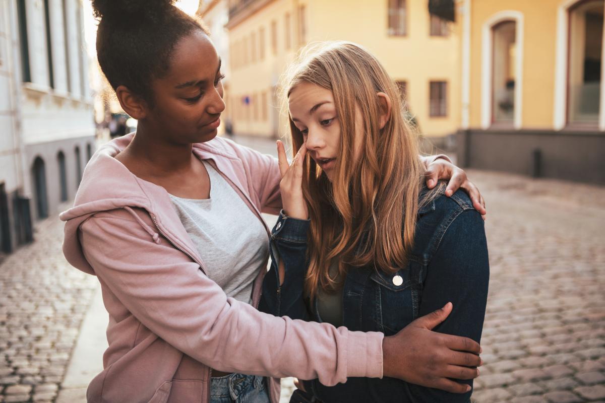 Una mujer consolando a su amiga.