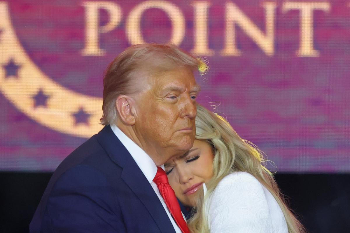 Donald Trump abraza a Erika Kirk en el funeral del activista ultraderechista Charlie Kirk.