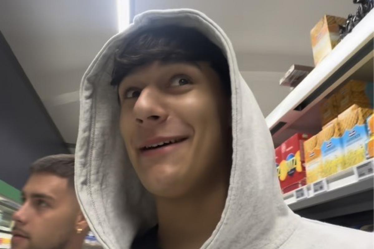 Tiktoker español @peacky00 sorprendido por los precios en un supermercado 24 horas de Islandia.
