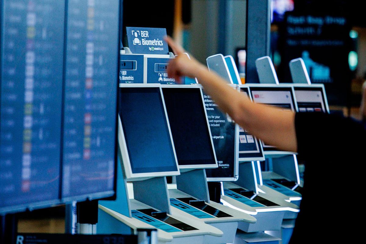 Un pasajero busca información de su vuelo en medio del caos por el ciberataque sufrido en varios aeropuertos, como este de Berlín, el sábado