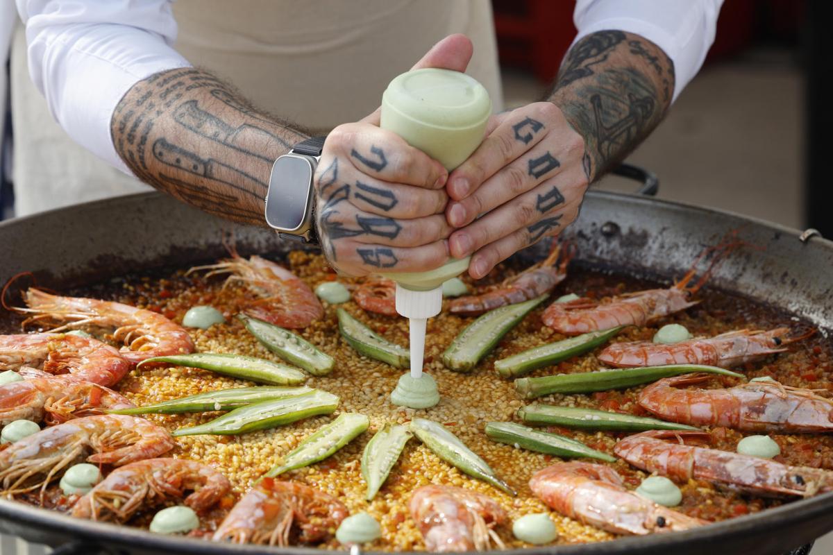 Una de las paellas que doce chefs internacionales maestros del arroz han cocinado en el World Paella Day (Día Mundial de la Paella) este sábado en Valencia.