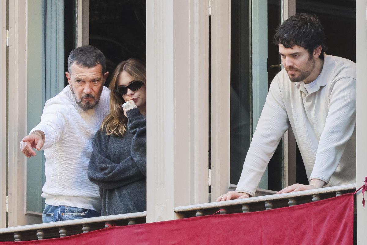 El actor Antonio Banderas, con Stella del Carmen Banderas y Álex Gruszynski en la Semana Santa de Málaga en 2024.