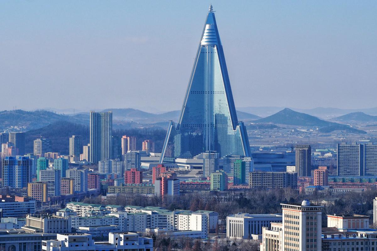 Vista panorámica del Ryugyong Hotel en Pyongyang, Corea del Norte, el rascacielos inacabado conocido como “Hotel de la perdición”.