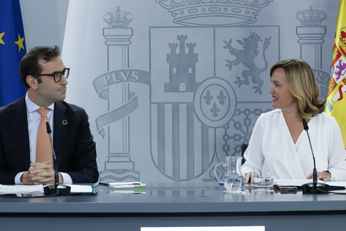 La portavoz del Gobierno y ministra de Educación, Pilar Alegría (d) y el ministro de Economía, Carlos Cuerpo (i) durante la rueda de prensa tras el Consejo de Ministros celebrado en La Moncloa, Madrid, este martes.