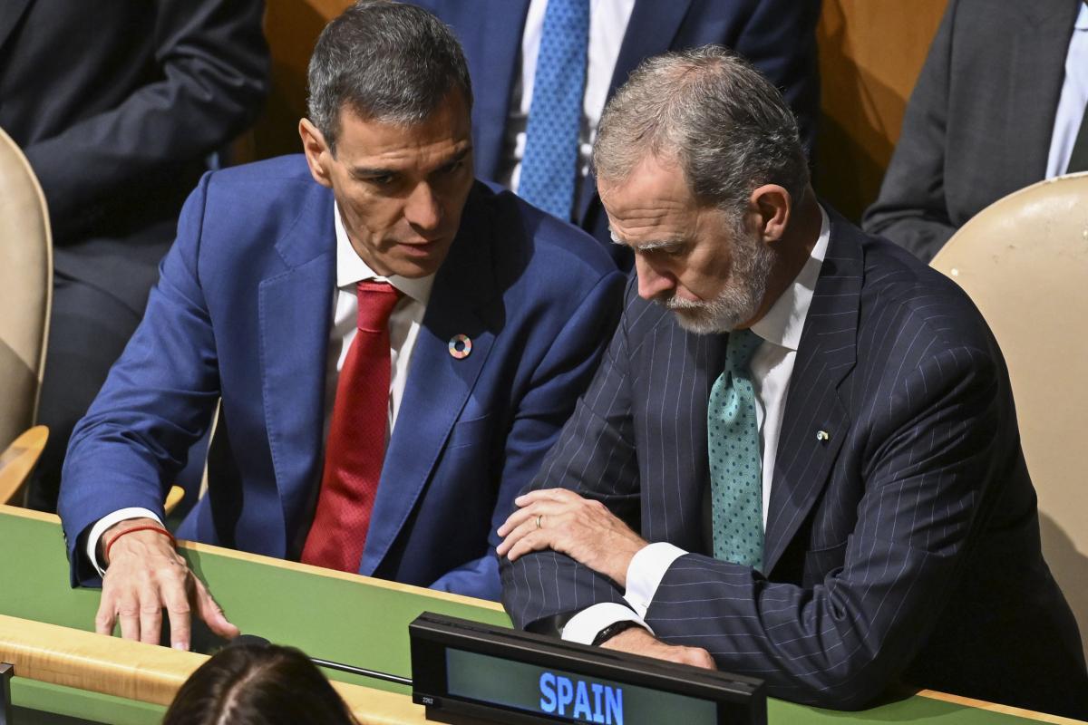 El presidente del Gobierno español, Pedro Sánchez y el rey Felipe VI, asisten a la sesión de apertura del Debate General del 80º período de sesiones de la Asamblea General de Naciones Unidas, este martes en Nueva York.