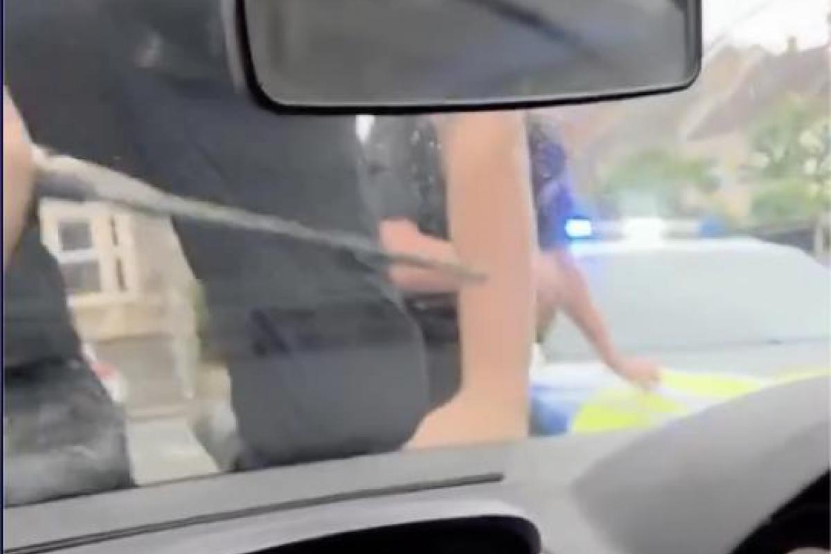 Un agente de la policía británica se sube al capó de un coche en una detención que parece sacada del GTA.