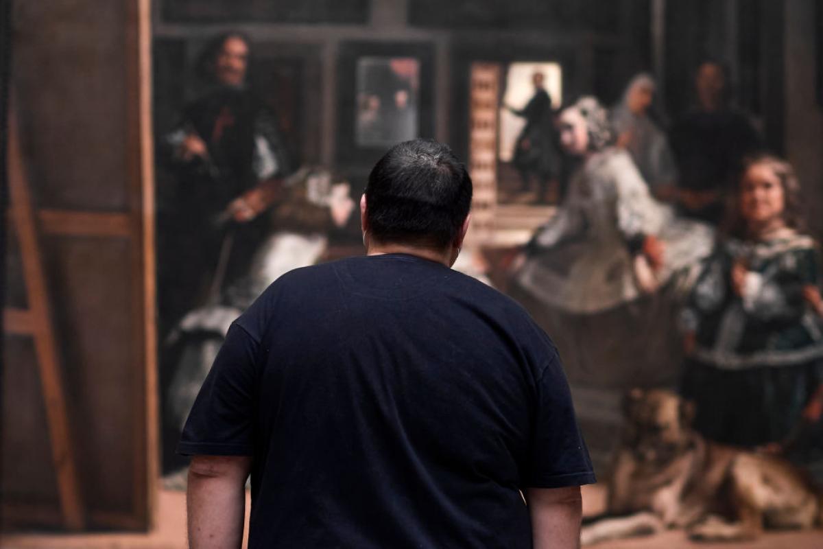 Un visitante del Museo del Prado delante de Las Meninas