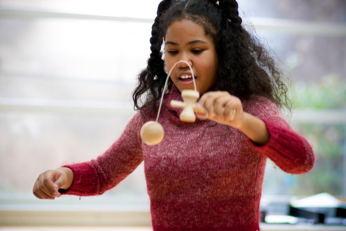 Una niña jugando al kendama, en una imagen de archivo