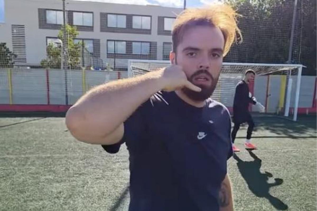 Ibai Llanos se dirige a Florentino Pérez tras marcar el cuarto penalti.