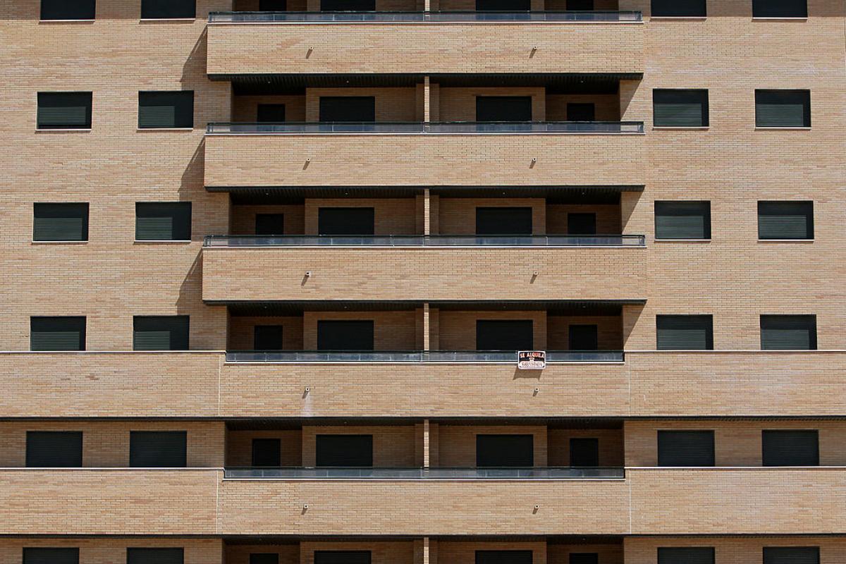 Imagen de archivo de un bloque de viviendas, con un único cartel de 'Se alquila'.