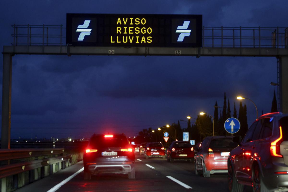 La V30 de Valencia, esta tarde, con carteles que avisan del riesgo de lluvias.