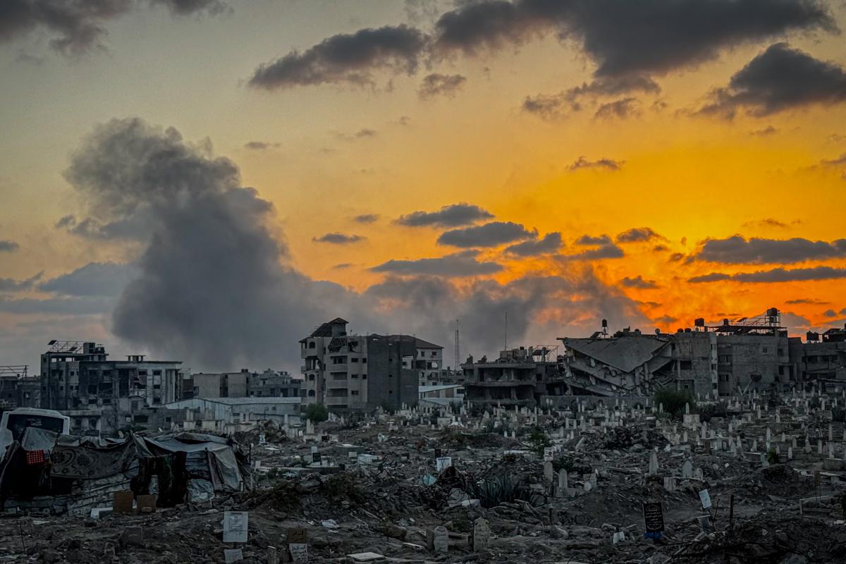 Humo y ruinas en Ciudad de Gaza, en una foto tras los últimos bombardeos israelíes