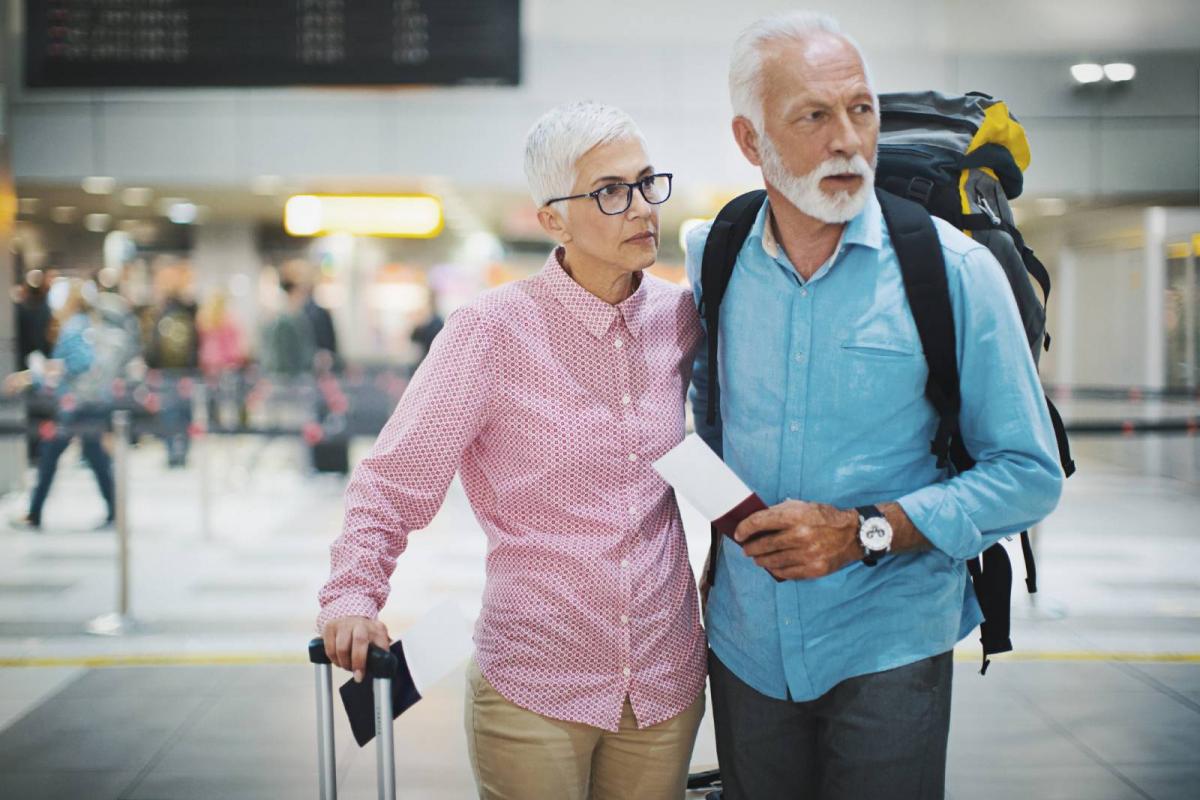Pareja madura en apuros en el aeropuerto