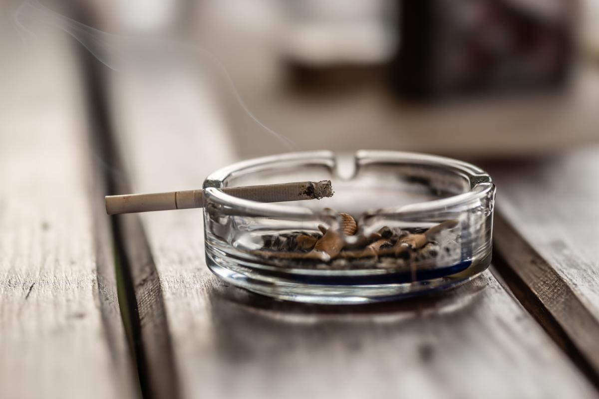 Un cigarro en un cenicero, en una imagen de archivo