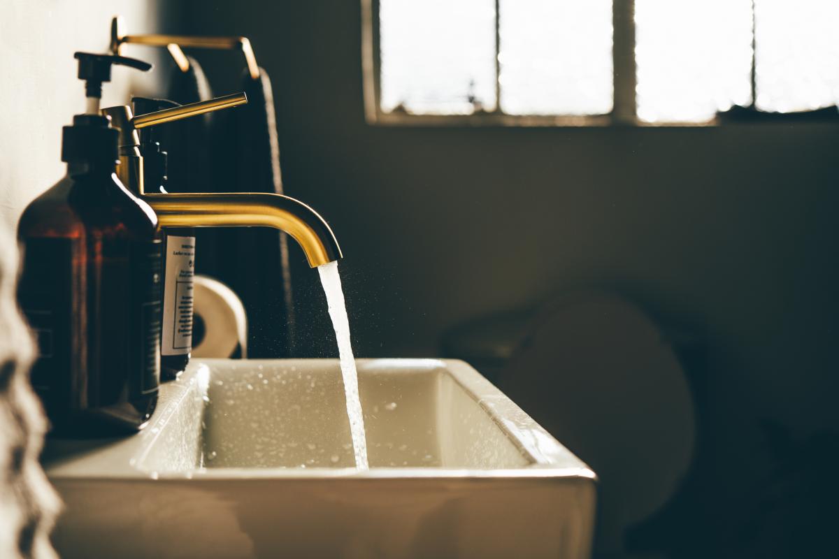 Un grifo tirando agua, en una imagen de archivo