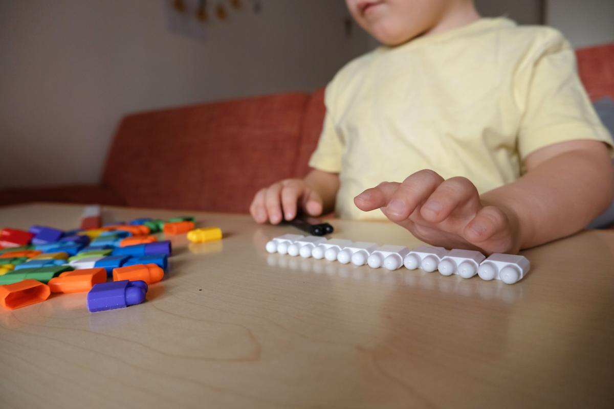 Imagen de archivo de un niño jugando con bloques.