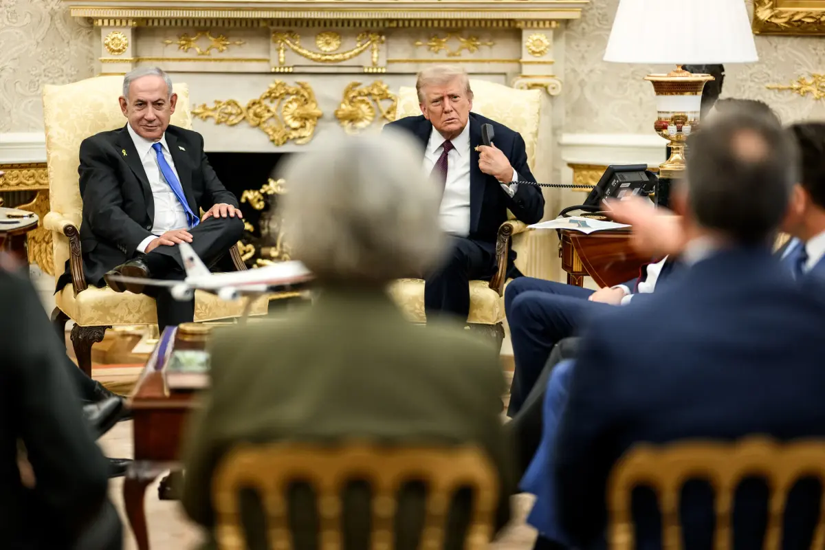 Netanyahu mira a otro lado, mientras Trump inicia la llamada con el primer ministro de Qatar para las disculpas por el bombardeo israelí.