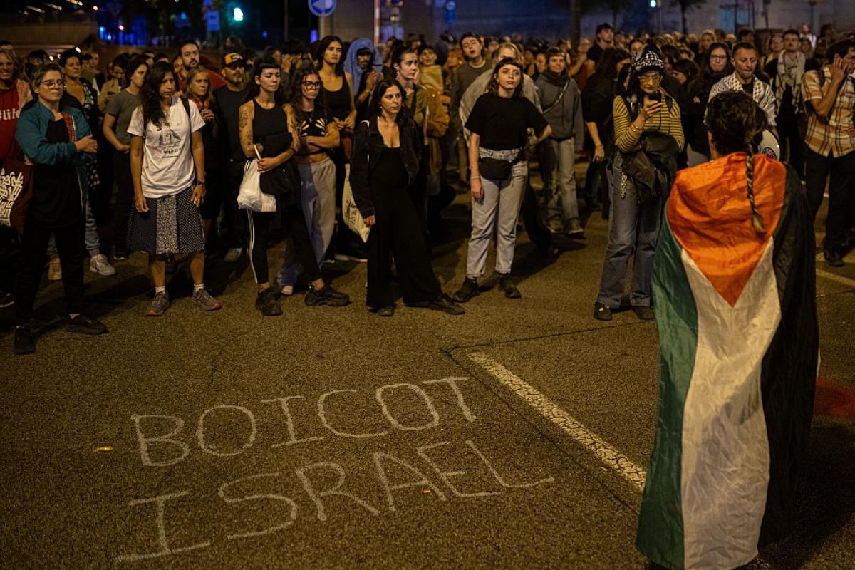 Centenares de personas se concentran ante la embajada de Israel en Barcelona