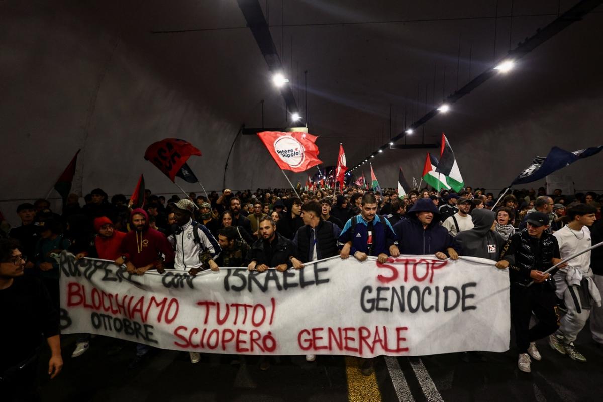Miles de personas protestan en Roma y otras ciudades por la interceptación de la Flotilla