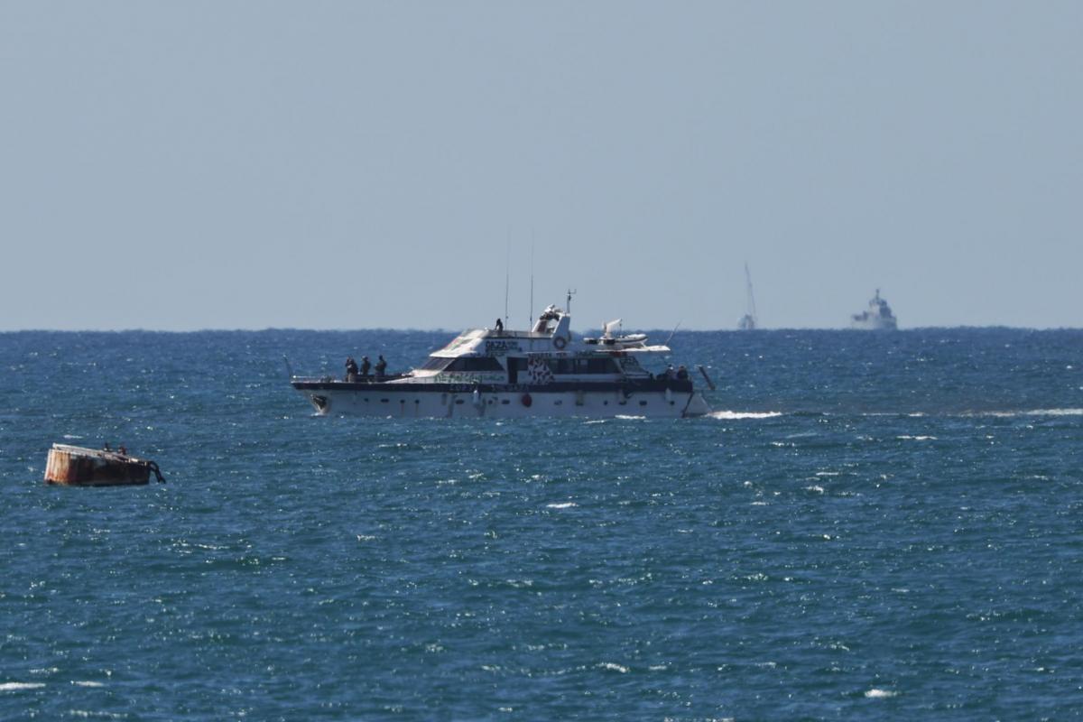 Un barco de la Flotilla Global Sumud llega al puerto de Ashdod el 2 de octubre de 2025 después de ser interceptado mientras transportaba ayuda a Gaza.